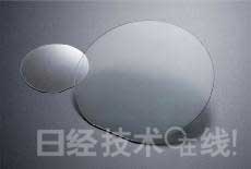 GaN晶圓。左為2英寸產(chǎn)品，右為4英寸產(chǎn)品