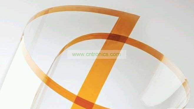 將Willow Glass卷成圓筒狀。