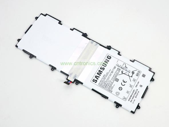 取出電池前要把周圍的帶狀電纜先拔出來，這個比較容易。Galaxy Note 10.1的電池容量為7000mAh,3.7V，預(yù)計續(xù)航時間8小時左右，重約136克，占據(jù)了整體重量的23%。不過為了減少機身厚度，電池做得很薄。