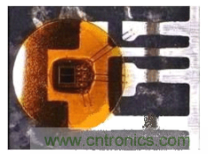 圖2：對于車用級R2Coupler產(chǎn)品如ACPL-M43T光電耦合器，Avago使用雙線強化關(guān)鍵功能連接