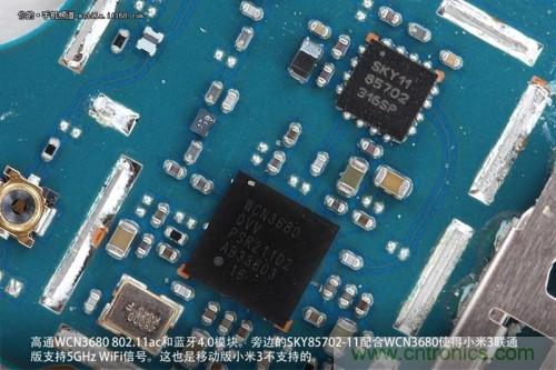高通WCN3680 802.11ac和藍(lán)牙4.0模塊，旁邊的SKY85702-11配合其使用5GHz Wi-Fi頻段