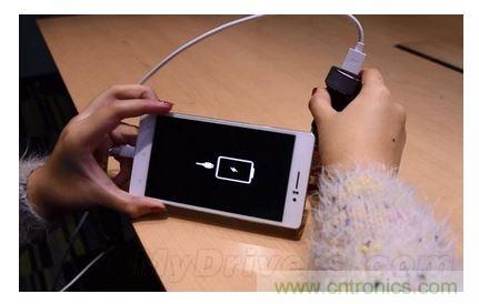 手機電池寒冷時為什么總充電？