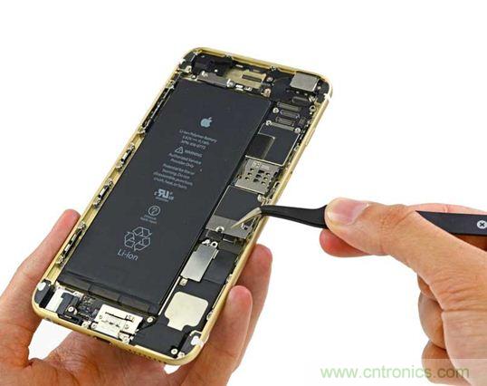 與iPhone 5S相比，電池尺寸更大，電池效率提高了16%。整部手機看起來就像一件藝術(shù)品，但看不到太多的內(nèi)部構(gòu)造。（來源：iFixit）