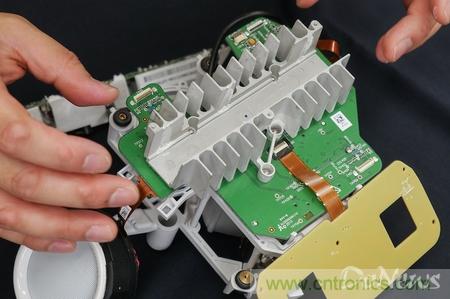 拆解筆記本不過癮，那就來拆拆日本情感機器人吧！