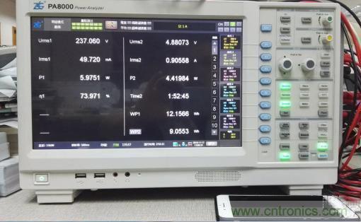 “瘋7”手機充電實測：為何沿用傳統(tǒng)充電模式？