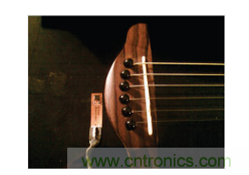  安裝到Fender Stratacoustic吉它上的加速度計(jì)。