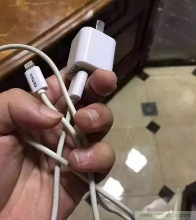 拆了個(gè)電容之后，我的iPhone也會(huì)自動(dòng)訂房了