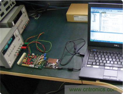 ADuC7026提供可編程電壓，用于評估多電源系統(tǒng)