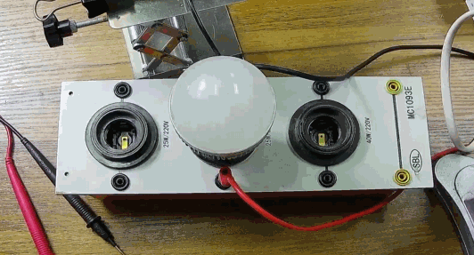 電燈泡內(nèi)通有交流電，為什么看不到燈泡在閃爍？