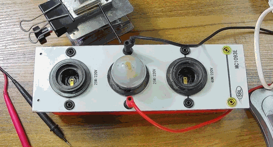 電燈泡內(nèi)通有交流電，為什么看不到燈泡在閃爍？