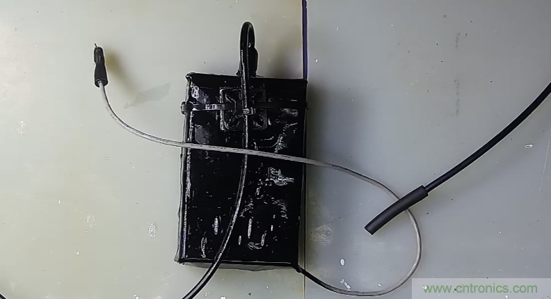電燈泡內(nèi)通有交流電，為什么看不到燈泡在閃爍？
