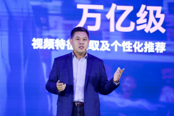 數(shù)據(jù)洪流下的算力突圍：英特爾以生態(tài)之力破局AI規(guī)?；? width=